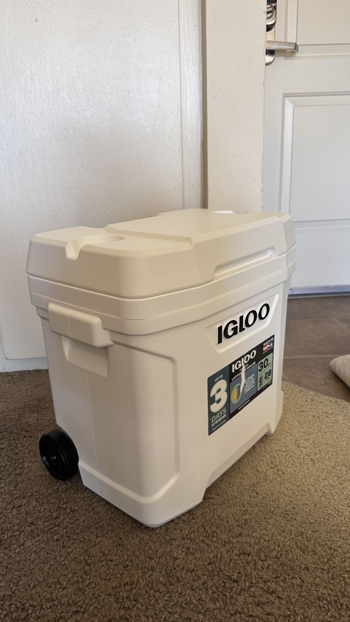Igloo Rolling Cooler -30qt Keeps Ice 3 Days
