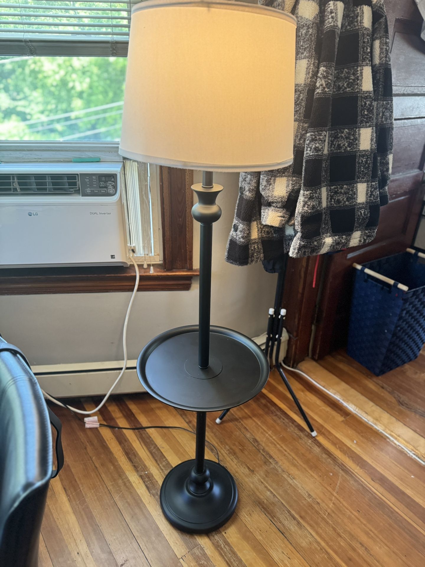 Sturdy Metal Lamp With Tray