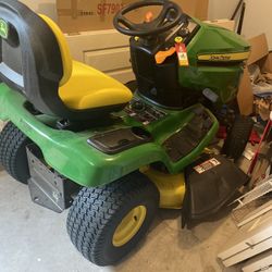 Like new- John Deer Riding Mower 