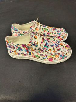 Womens White Knome & Egg Chinese Made Shoes (Size 10)