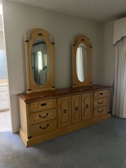 Vintage Dresser W/ Double Mirrors!