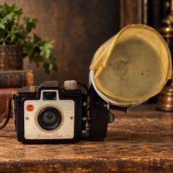 Vintage Kodak Brownie Holiday Flash Camera Dakon Lens Kodalite Midget 1950s