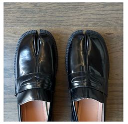 Black tabi slip toe