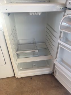 Bonito refrigerador enfría muy vien pero faltan piezas de plástico