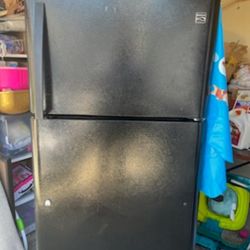 Nice Larger Refrigerator, Mid To Large Size Fridge