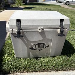 Taiga Cooler 27 Quart ( Hesperia Ca )