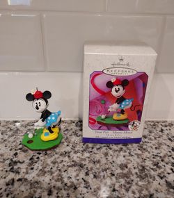 Disney Hallmark Minnie Mouse Golfing Keepsake Ornament - 1999 - New In Box 