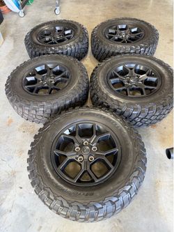 Jeep take offs 17” wheel with BFG MT LT255/75R17 Tires