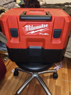 Milwaukee M12 vacuum