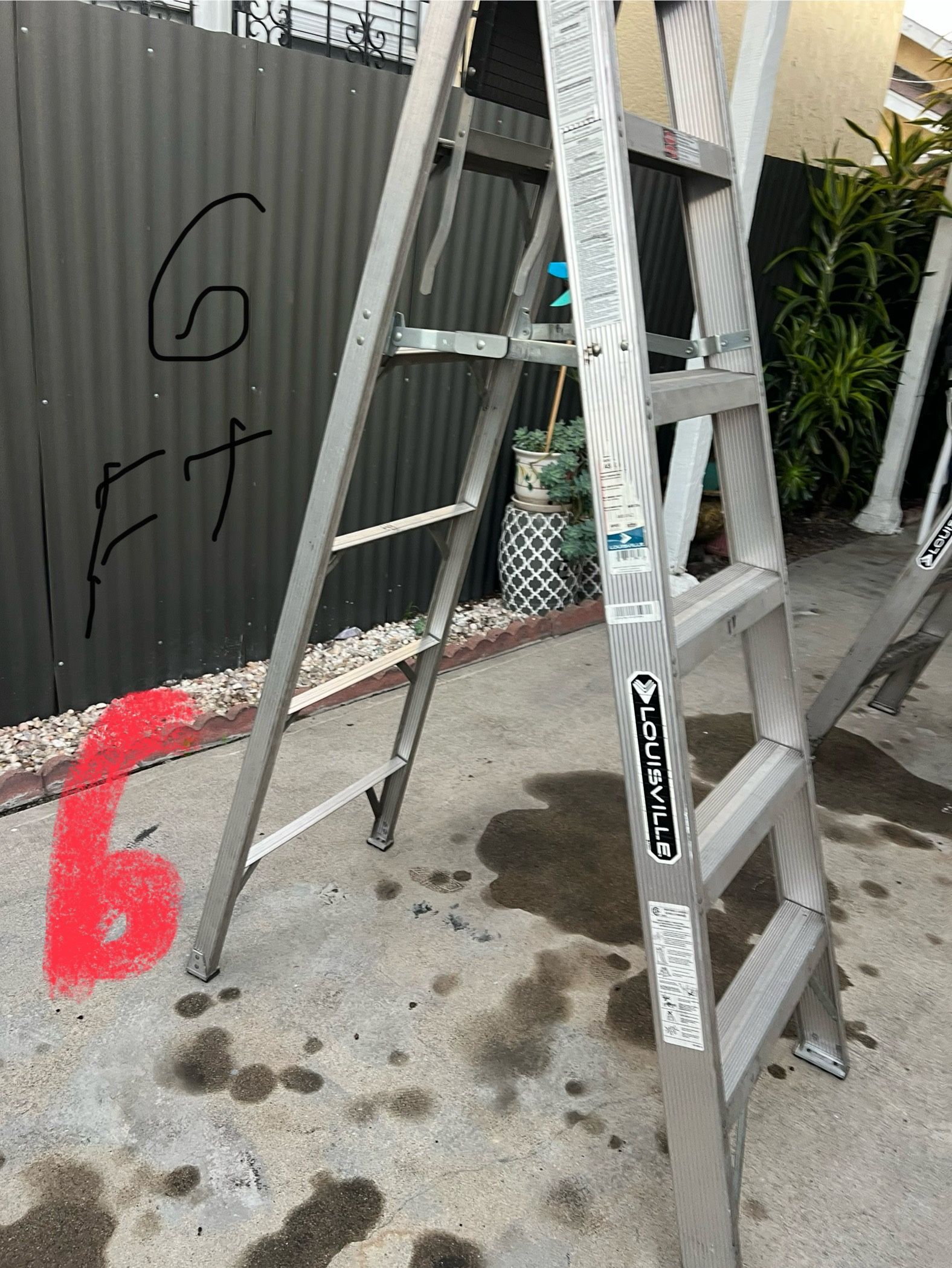 Escalera de seis pies de aluminio, Heavy, Duty, 300 libras nuevas. Mira el precio en Home Depot 