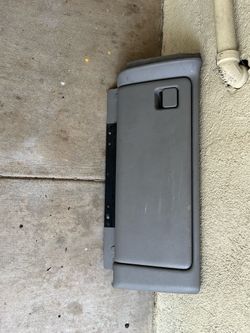 2004 Chevy Tahoe glove box