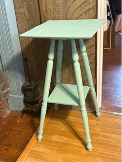 Shabby chic tiered table
