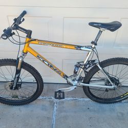 Kona Kikapu Deluxe Mountain Bike