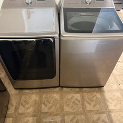 SAMSUNG XL CAPACITY WASHER AND DRYER SET. 