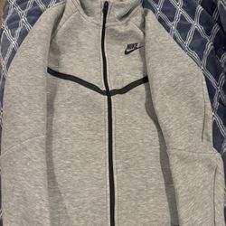 Nike Tech read Description