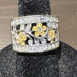 Silver and gold flower band ring. Approximate size 5 1/2 to 5 3/4