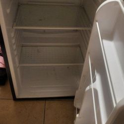 Black & Decker 4.5-cu refrigerator