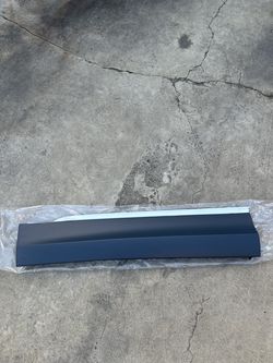 NEW 2018-2024 VW TIGUAN FRONT LEFT DRIVER DOOR LOWER MOLDING OEM