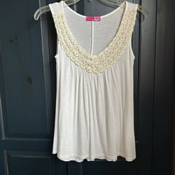 Women’s BODY CENTRAL White Sleeveless Pullover Stretch Top… Size Small