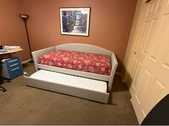Daybed w/ Trundle bed