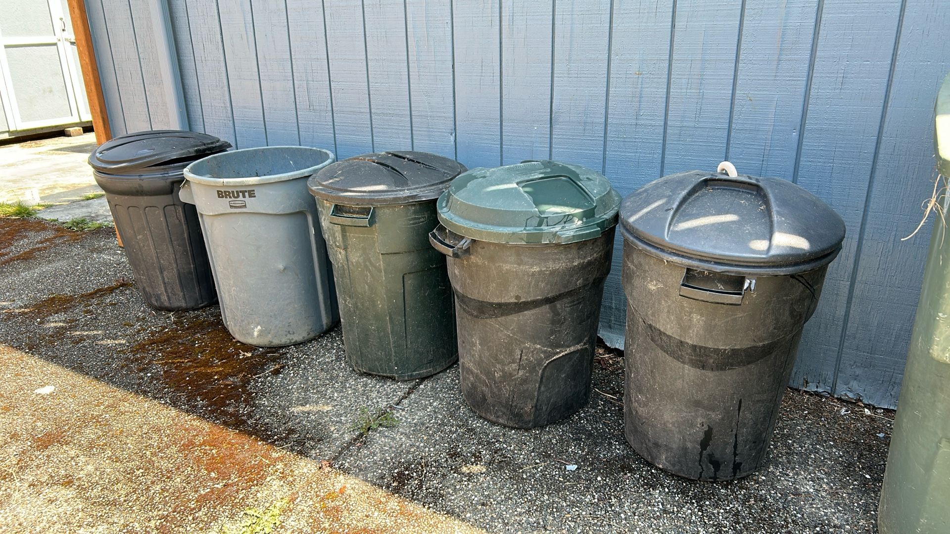 5 Outdoor Trash cans