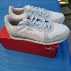 Womans Pumas Sz 6.5