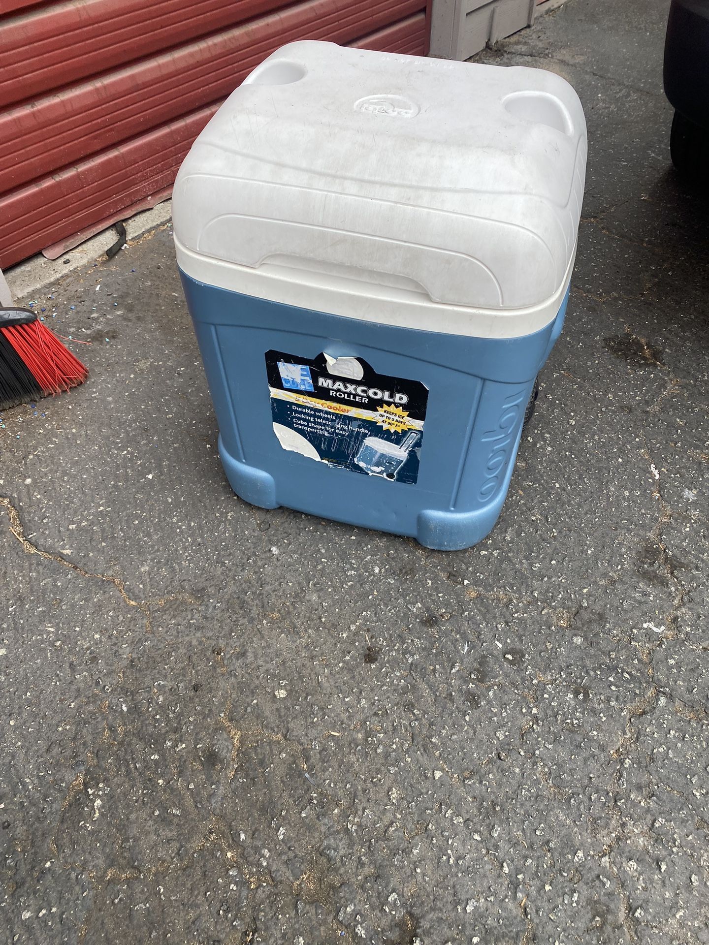 Igloo Cooler On Wheels Like New Not Sure Exact Size