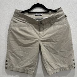 COLUMBIA Shorts Size 6 Khaki Beige Flat Front Bermuda hiking trail outdoor
