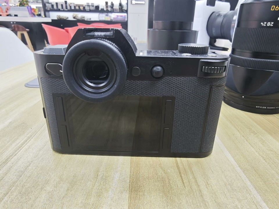 Leica SI Generation 1. There is a slight chipping on the bottom of the 