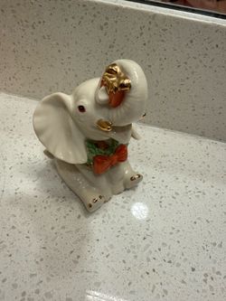 Lenox yuletide elephant Christmas Figurine with Wreath & Present