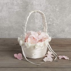 Beautiful Soft White Flower Girl Basket *NWT*🌸🌺 Thumbnail
