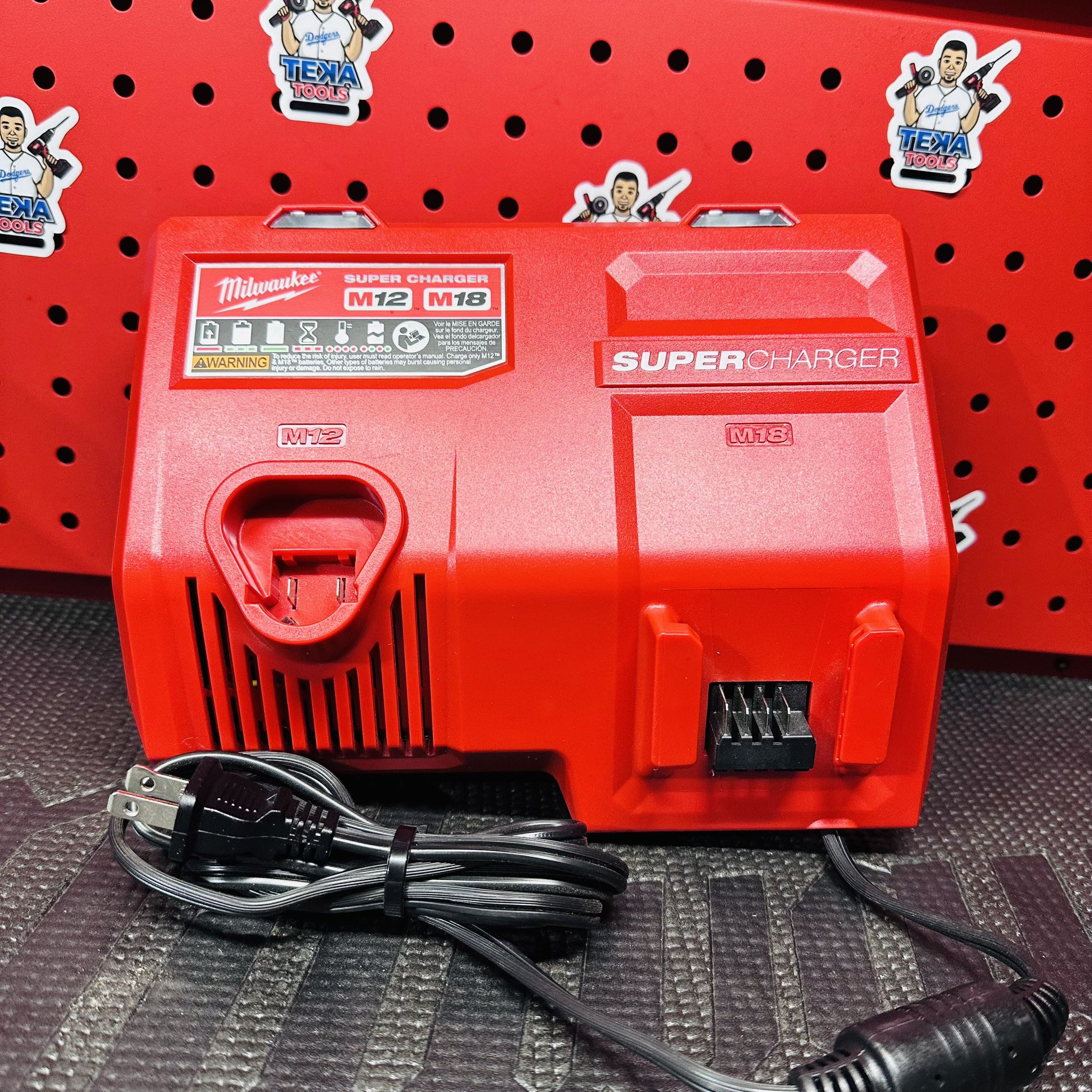 Milwaukee M12 and M18 12-Volt/18-Volt Lithium-Ion Multi-Voltage Super  Charger Battery Charger for Sale in Lamont, CA OfferUp