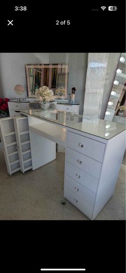 Nail desk