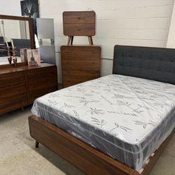 Eight Piece Queen Size Bedroom, Set With Free Bonus, Five Drawer Chest!