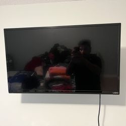 32in VIZIO Flat Screen W/ Wall Mount 