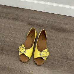 Stylish Yellow Flat Sandals (size 8)