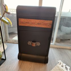 Nightstand/cabinet