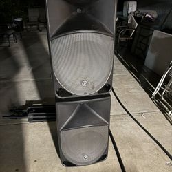 2 Mackie Thump Dj Speakers / Stands