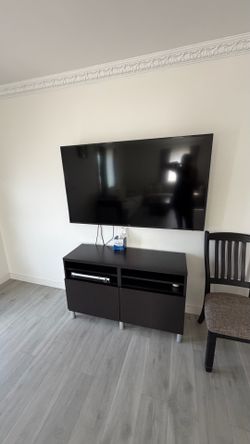 The Samsung UN65MU6290 is a 65-inch 4K Ultra HD Smart LED TV it’s in great condition and also included is the bottom stand with it