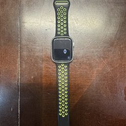 Apple Watch Series 8 (44mm) GPS