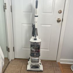 SHARK UPRIGHT VACUUM CLEANER SWIVEL STEERING. ANTI ALLERGEN.