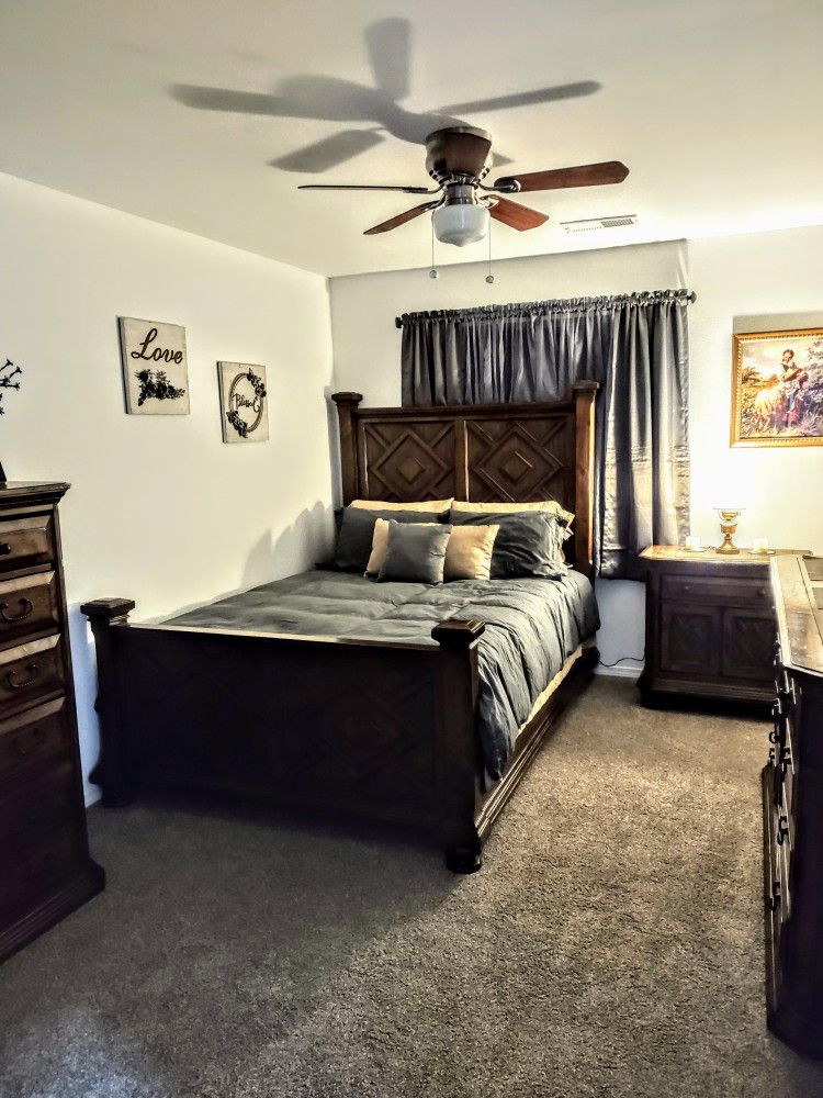 Queen Size Bedroom Set with matching Dressers and Nightstand 