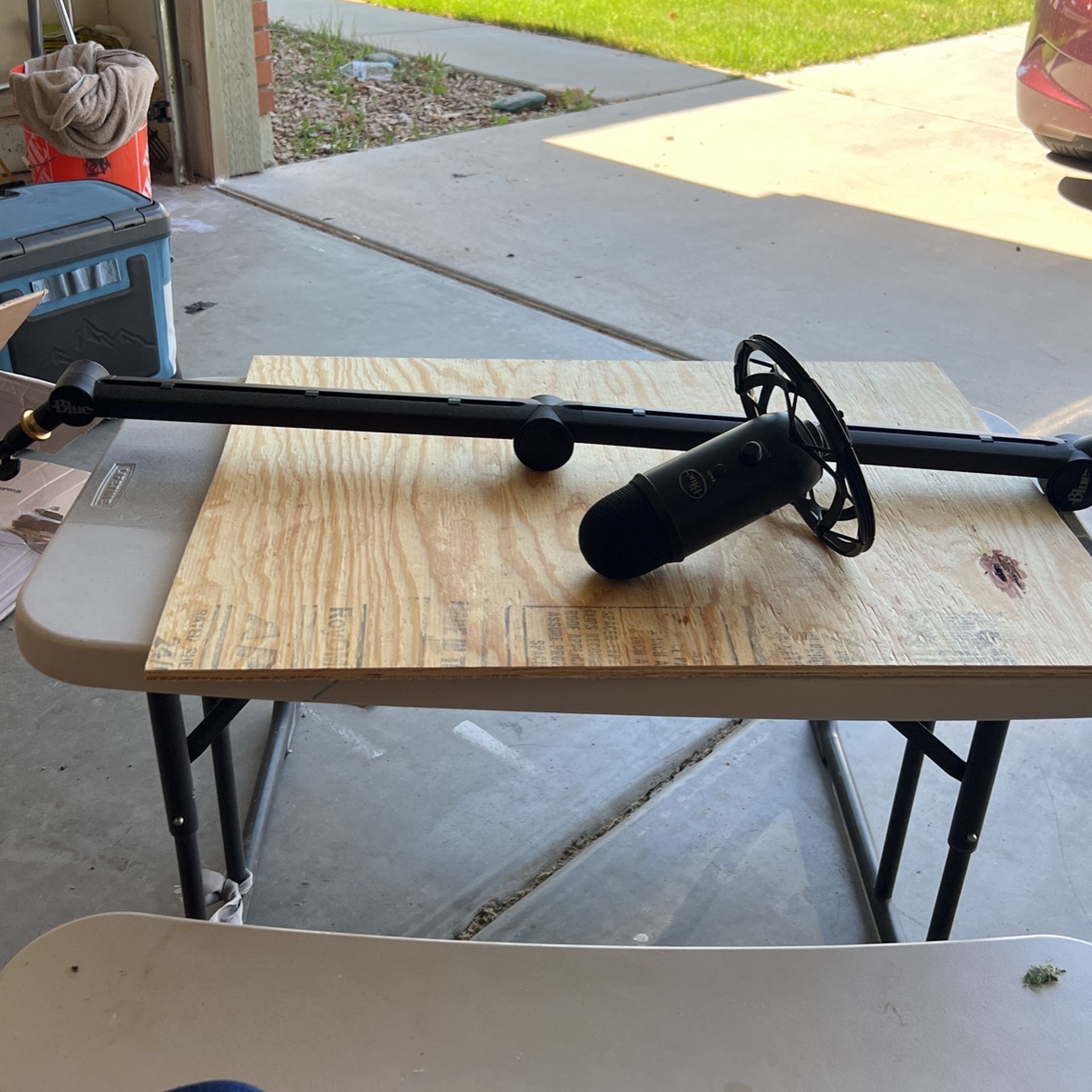 Blue Yeticaster Mic And Boom