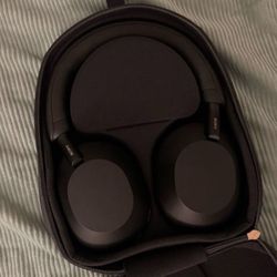 Sony xm5 headphones