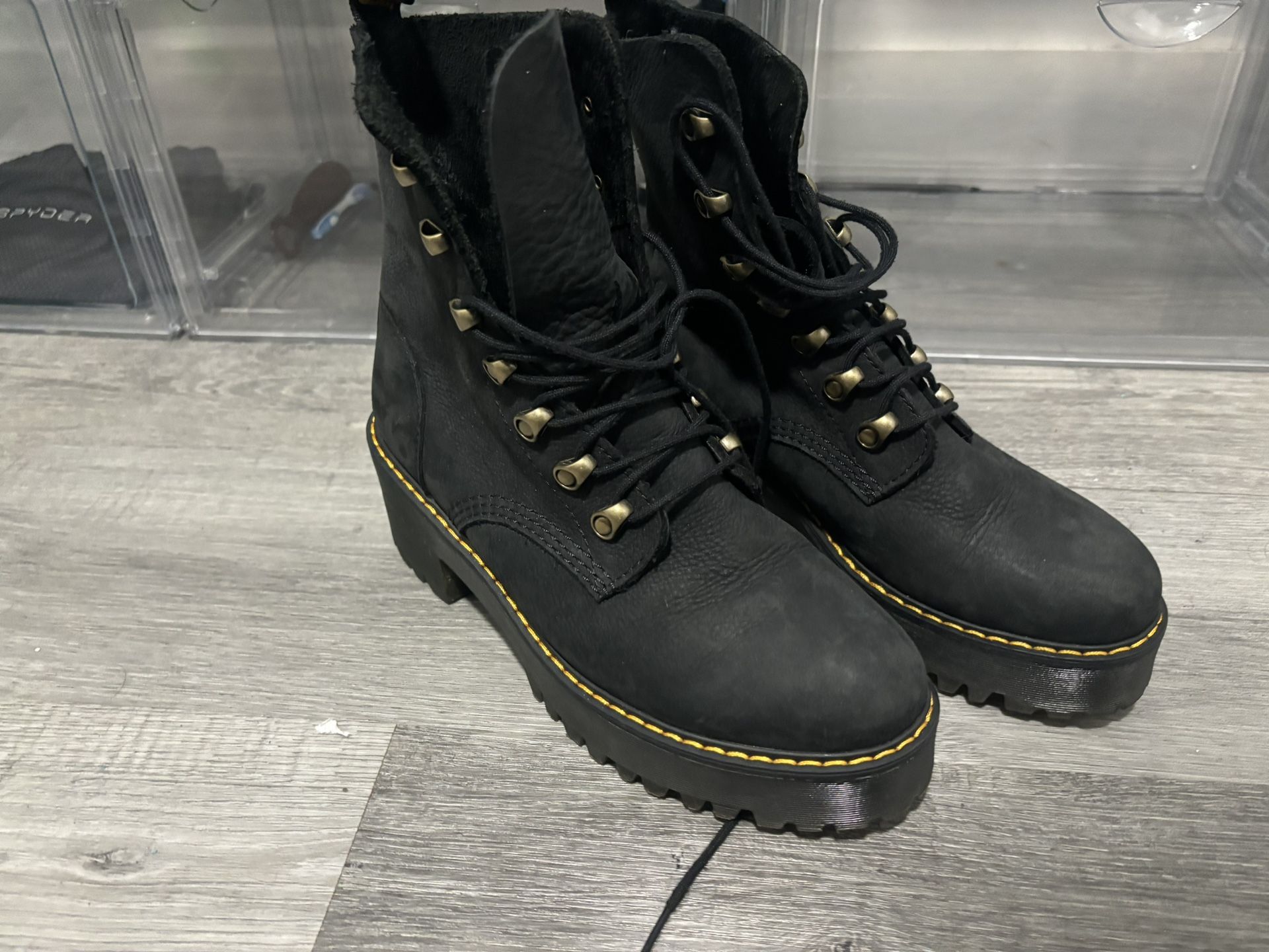 DR MARTENS 41 EU / 9 US L SOLO UNA PUESTA