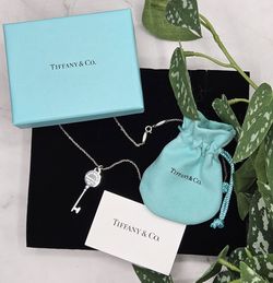 Tiffany &Co sterling Silver .925 Return To Tiffany Round Circle Key Retired Charm Pendant 1.5" Necklace link Peretti rollo chain approximately 18" sta