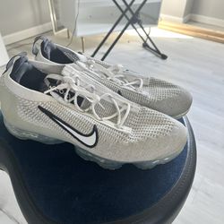 2021 White Nike Vapormaxes 