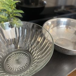 2 Large Food  Prep Or Serving Party Bowls Both For $5