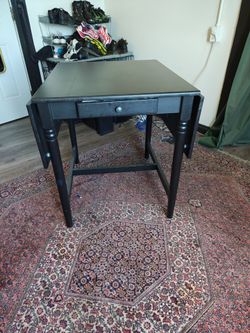 Drop-leaf dining table