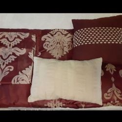 Burgundy and gold colored Queen size comforter with 2 pillow cases and 2 accent pillows 